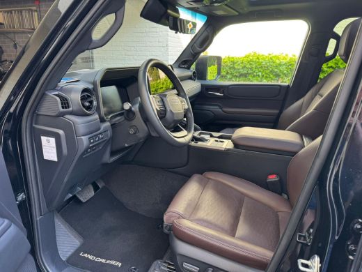 Toyota Land Cruiser 2.8 D-4D Standard Roof Window Van Professional ActivLease financial lease