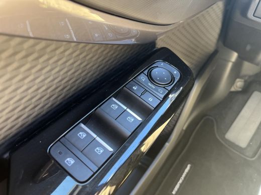 Toyota Urban Cruiser Executive 61 kWh | 360 Graden camera | Apple CarPlay/Android auto | Panoramadak ActivLease financial lease