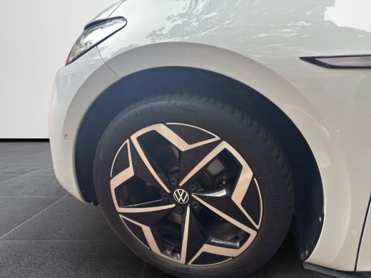 Volkswagen ID.3 Pro Edition 204pk 58kWh | Trekhaak | Stoel/Stuur verwarming | Navi | 19"LMV ActivLease financial lease