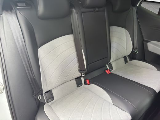 Volkswagen ID.3 Pro Edition 204pk 58kWh | Trekhaak | Stoel/Stuur verwarming | Navi | 19"LMV ActivLease financial lease