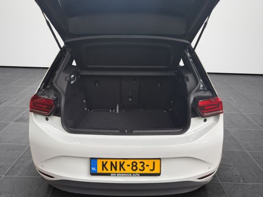 Volkswagen ID.3 Pro Edition 204pk 58kWh | Trekhaak | Stoel/Stuur verwarming | Navi | 19"LMV ActivLease financial lease