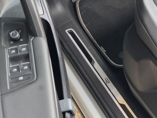 Volkswagen Tiguan Allspace 1.5 TSI AUT7 3X R-LINE 7PERS PANODAK NAVI CAMERA DIGI-DASH APPLE-CARPLAY HEAD-UP LED LMV PDC ActivLease financial lease