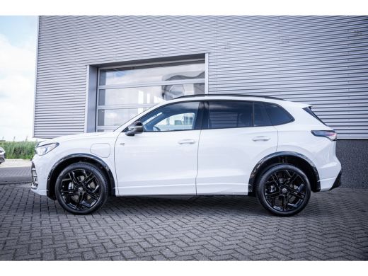 Volkswagen Tiguan R-Line Edition - eHybrid | 'App-Connect' draadloze smartphone integratie | Automatische afstandsr... ActivLease financial lease