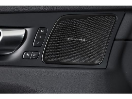 Volvo  XC60 2.0 T8 Plug-in hybrid AWD Plus Black Edition | S/K Panodak | Elek. Trekhaak | 360 Camera | Head-U... ActivLease financial lease