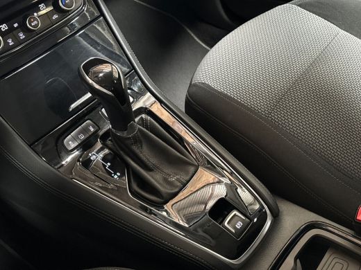 Opel Grandland X 1.2 Turbo Sport Automaat (APPLE CARPLAY, GROOT NAVI, CLIMATE, STUUR/STOELVERWARMING, SPORTSTOELEN... ActivLease financial lease