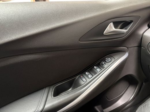 Opel Grandland X 1.2 Turbo Sport Automaat (APPLE CARPLAY, GROOT NAVI, CLIMATE, STUUR/STOELVERWARMING, SPORTSTOELEN... ActivLease financial lease