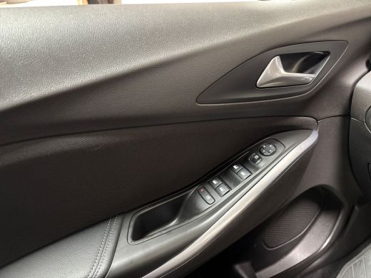 Opel Grandland X 1.2 Turbo Sport Automaat (APPLE CARPLAY, GROOT NAVI, CLIMATE, STUUR/STOELVERWARMING, SPORTSTOELEN... ActivLease financial lease