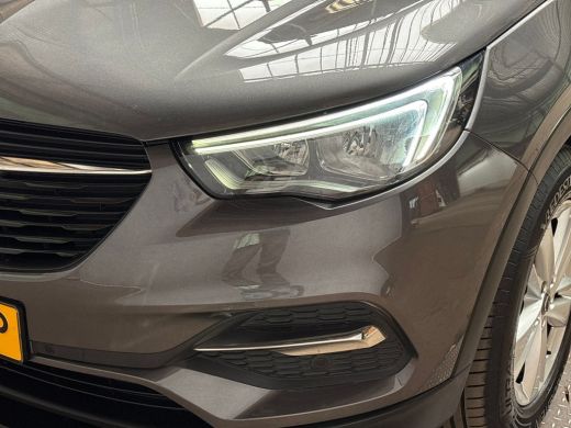 Opel Grandland X 1.2 Turbo Sport Automaat (APPLE CARPLAY, GROOT NAVI, CLIMATE, STUUR/STOELVERWARMING, SPORTSTOELEN... ActivLease financial lease