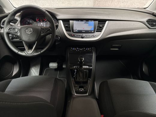Opel Grandland X 1.2 Turbo Sport Automaat (APPLE CARPLAY, GROOT NAVI, CLIMATE, STUUR/STOELVERWARMING, SPORTSTOELEN... ActivLease financial lease