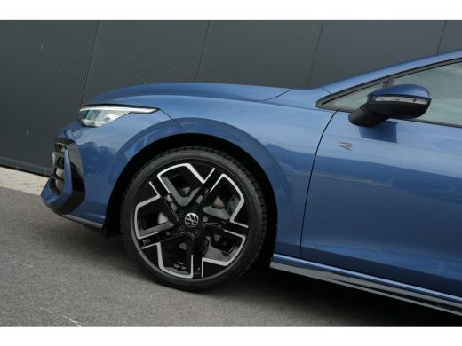 Volkswagen Golf 1.5 eTSI R-Line Edition | Panorama | Harman & Kardon | HUD | Sportonderstel | Dodehoek Detectie | ActivLease financial lease