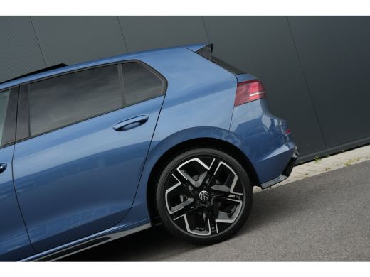Volkswagen Golf 1.5 eTSI R-Line Edition | Panorama | Harman & Kardon | HUD | Sportonderstel | Dodehoek Detectie | ActivLease financial lease