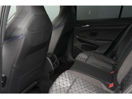 Volkswagen Golf 1.5 eTSI R-Line Edition | Panorama | Harman & Kardon | HUD | Sportonderstel | Dodehoek Detectie | ActivLease financial lease