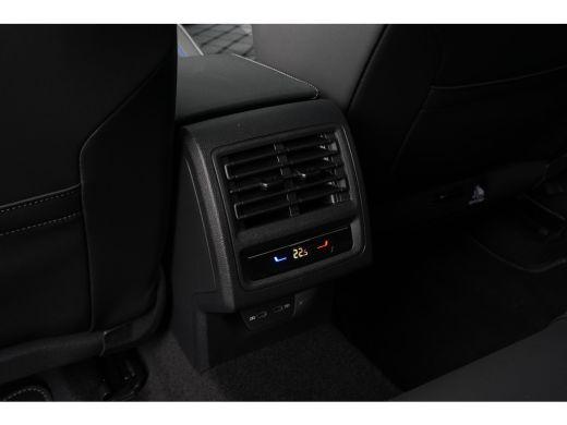 Volkswagen Golf 1.5 eTSI R-Line Edition | Panorama | Harman & Kardon | HUD | Sportonderstel | Dodehoek Detectie | ActivLease financial lease