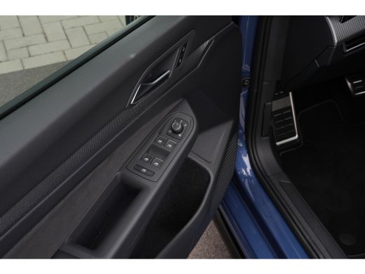 Volkswagen Golf 1.5 eTSI R-Line Edition | Panorama | Harman & Kardon | HUD | Sportonderstel | Dodehoek Detectie | ActivLease financial lease