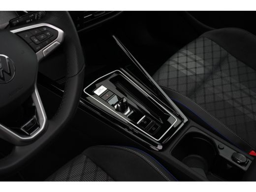 Volkswagen Golf 1.5 eTSI R-Line Edition | Panorama | Harman & Kardon | HUD | Sportonderstel | Dodehoek Detectie | ActivLease financial lease