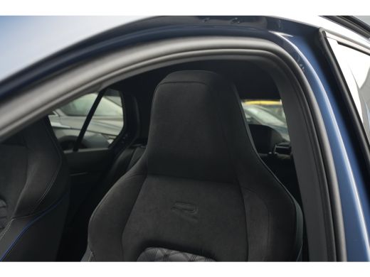 Volkswagen Golf 1.5 eTSI R-Line Edition | Panorama | Harman & Kardon | HUD | Sportonderstel | Dodehoek Detectie | ActivLease financial lease