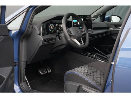 Volkswagen Golf 1.5 eTSI R-Line Edition | Panorama | Harman & Kardon | HUD | Sportonderstel | Dodehoek Detectie | ActivLease financial lease