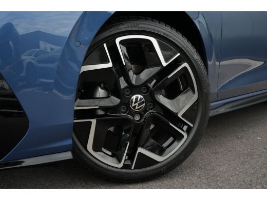 Volkswagen Golf 1.5 eTSI R-Line Edition | Panorama | Harman & Kardon | HUD | Sportonderstel | Dodehoek Detectie | ActivLease financial lease