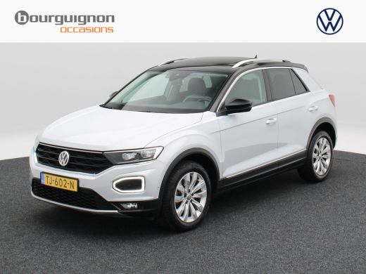 Volkswagen T-Roc 1.5 TSi Sport 150 Pk | Trekhaak | Adaptive Cruise | Camera | CarPlay | Panorama dak | 17 Inch | 1... ActivLease financial lease