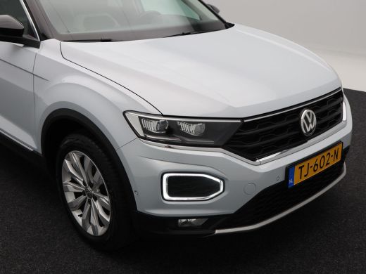 Volkswagen T-Roc 1.5 TSi Sport 150 Pk | Trekhaak | Adaptive Cruise | Camera | CarPlay | Panorama dak | 17 Inch | 1... ActivLease financial lease
