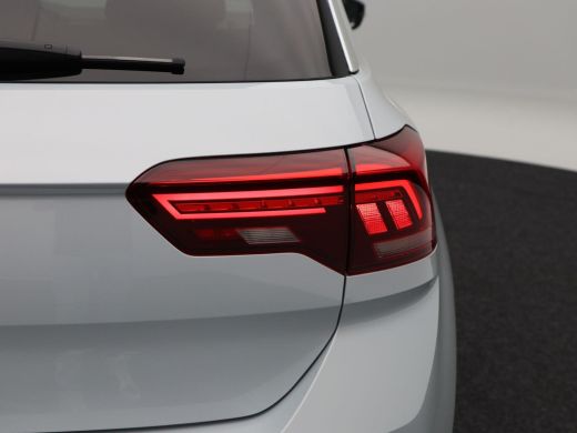 Volkswagen T-Roc 1.5 TSi Sport 150 Pk | Trekhaak | Adaptive Cruise | Camera | CarPlay | Panorama dak | 17 Inch | 1... ActivLease financial lease