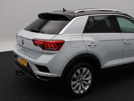 Volkswagen T-Roc 1.5 TSi Sport 150 Pk | Trekhaak | Adaptive Cruise | Camera | CarPlay | Panorama dak | 17 Inch | 1... ActivLease financial lease