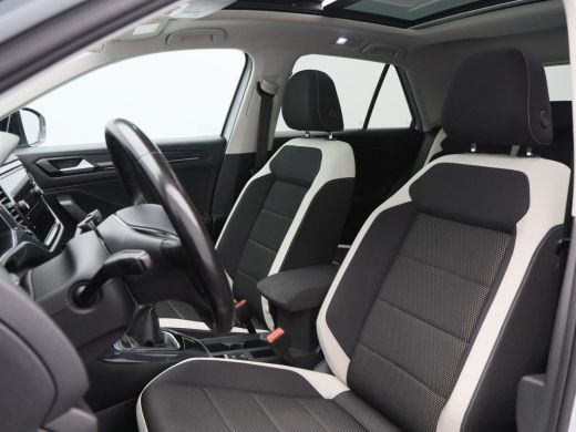 Volkswagen T-Roc 1.5 TSi Sport 150 Pk | Trekhaak | Adaptive Cruise | Camera | CarPlay | Panorama dak | 17 Inch | 1... ActivLease financial lease