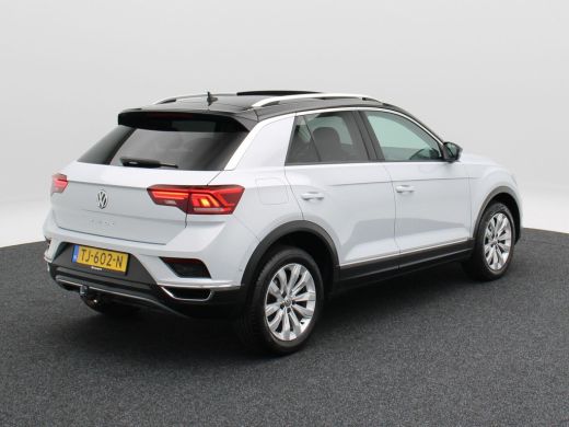 Volkswagen T-Roc 1.5 TSi Sport 150 Pk | Trekhaak | Adaptive Cruise | Camera | CarPlay | Panorama dak | 17 Inch | 1... ActivLease financial lease