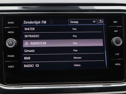 Volkswagen T-Roc 1.5 TSi Sport 150 Pk | Trekhaak | Adaptive Cruise | Camera | CarPlay | Panorama dak | 17 Inch | 1... ActivLease financial lease