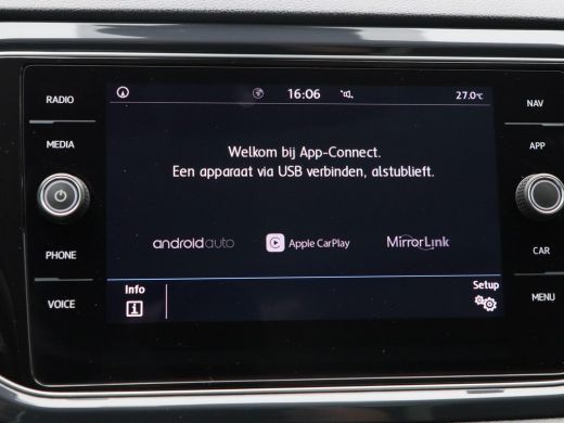 Volkswagen T-Roc 1.5 TSi Sport 150 Pk | Trekhaak | Adaptive Cruise | Camera | CarPlay | Panorama dak | 17 Inch | 1... ActivLease financial lease