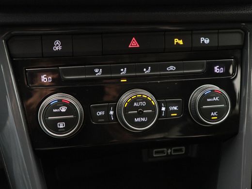 Volkswagen T-Roc 1.5 TSi Sport 150 Pk | Trekhaak | Adaptive Cruise | Camera | CarPlay | Panorama dak | 17 Inch | 1... ActivLease financial lease