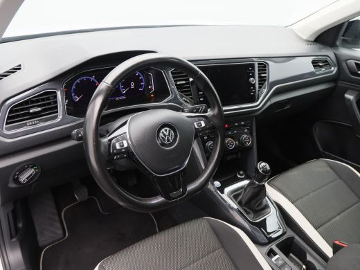 Volkswagen T-Roc 1.5 TSi Sport 150 Pk | Trekhaak | Adaptive Cruise | Camera | CarPlay | Panorama dak | 17 Inch | 1... ActivLease financial lease