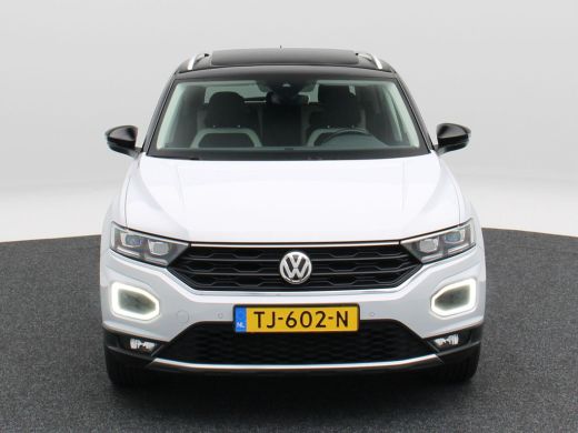 Volkswagen T-Roc 1.5 TSi Sport 150 Pk | Trekhaak | Adaptive Cruise | Camera | CarPlay | Panorama dak | 17 Inch | 1... ActivLease financial lease