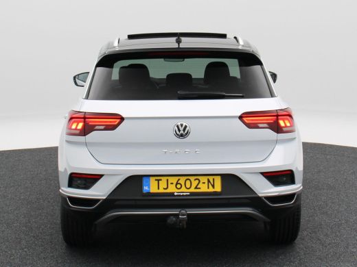 Volkswagen T-Roc 1.5 TSi Sport 150 Pk | Trekhaak | Adaptive Cruise | Camera | CarPlay | Panorama dak | 17 Inch | 1... ActivLease financial lease