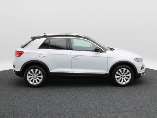 Volkswagen T-Roc 1.5 TSi Sport 150 Pk | Trekhaak | Adaptive Cruise | Camera | CarPlay | Panorama dak | 17 Inch | 1... ActivLease financial lease