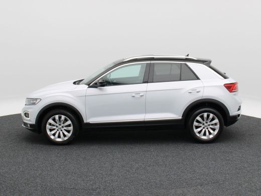 Volkswagen T-Roc 1.5 TSi Sport 150 Pk | Trekhaak | Adaptive Cruise | Camera | CarPlay | Panorama dak | 17 Inch | 1... ActivLease financial lease