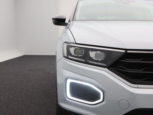 Volkswagen T-Roc 1.5 TSi Sport 150 Pk | Trekhaak | Adaptive Cruise | Camera | CarPlay | Panorama dak | 17 Inch | 1... ActivLease financial lease