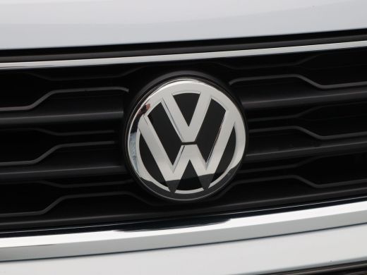 Volkswagen T-Roc 1.5 TSi Sport 150 Pk | Trekhaak | Adaptive Cruise | Camera | CarPlay | Panorama dak | 17 Inch | 1... ActivLease financial lease