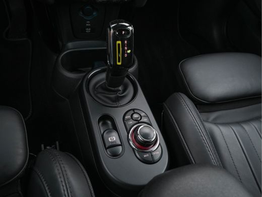 Mini Electric MINI Yours 33 kWh [3-Fase-11kW] {SoH-95%} (INCL-BTW) Aut. *HEATPUMP | LEATHER | HARMAN/KARDON | D... ActivLease financial lease