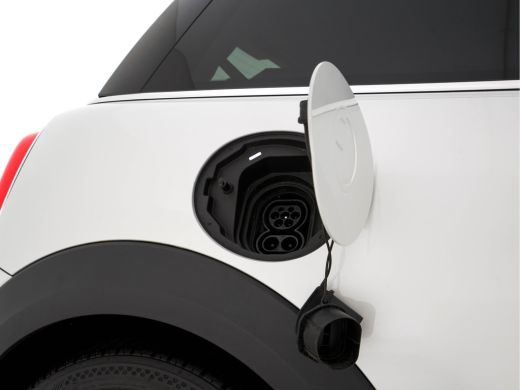 Mini Electric MINI Yours 33 kWh [3-Fase-11kW] {SoH-95%} (INCL-BTW) Aut. *HEATPUMP | LEATHER | HARMAN/KARDON | D... ActivLease financial lease