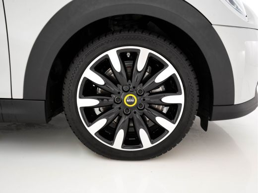 Mini Electric MINI Yours 33 kWh [3-Fase-11kW] {SoH-95%} (INCL-BTW) Aut. *HEATPUMP | LEATHER | HARMAN/KARDON | D... ActivLease financial lease