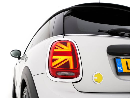 Mini Electric MINI Yours 33 kWh [3-Fase-11kW] {SoH-95%} (INCL-BTW) Aut. *HEATPUMP | LEATHER | HARMAN/KARDON | D... ActivLease financial lease