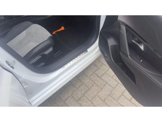 Peugeot e-208 EV GT 350 50 kWh | 3-fase | Pano | Camera | Adap Cruise | Navi | Climate Control | Achteruitrijca... ActivLease financial lease
