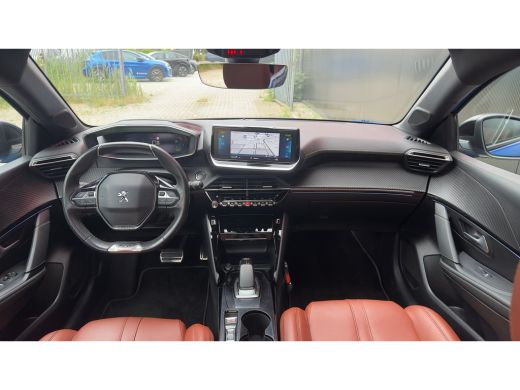 Peugeot e-208 EV GT 350 50 kWh 3-Fase | Bruin Leder | Adaptieve Cruise | Camera | Pano | Climate Control | Acht... ActivLease financial lease
