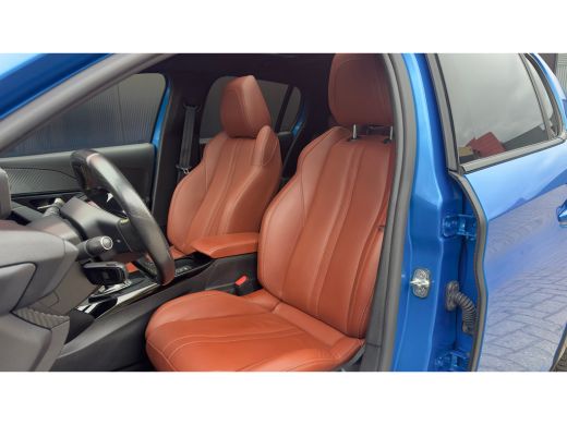 Peugeot e-208 EV GT 350 50 kWh 3-Fase | Bruin Leder | Adaptieve Cruise | Camera | Pano | Climate Control | Acht... ActivLease financial lease