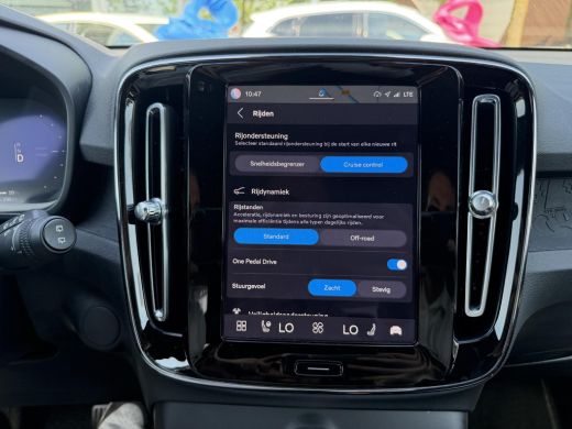 Volvo  XC40 Recharge Core 70 kWh SOH 94% VAN: 32.900,- VOOR: 30.877,- UW WKVOORDEEL: 2.023,- ActivLease financial lease