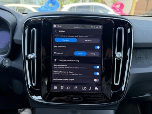 Volvo  XC40 Recharge Core 70 kWh SOH 94% VAN: 32.900,- VOOR: 30.877,- UW WKVOORDEEL: 2.023,- ActivLease financial lease