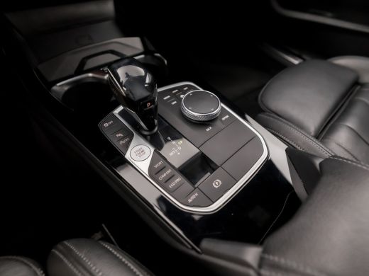 BMW 1 Serie 118i M Sport High Executive Automaat (KUIPSTOELEN, M PAKKET, APPLE CARPLAY, CAMERA, GETINT GLAS, ... ActivLease financial lease