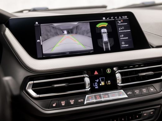 BMW 1 Serie 118i M Sport High Executive Automaat (KUIPSTOELEN, M PAKKET, APPLE CARPLAY, CAMERA, GETINT GLAS, ... ActivLease financial lease