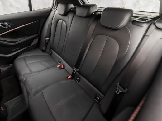 BMW 1 Serie 118i M Sport High Executive Automaat (KUIPSTOELEN, M PAKKET, APPLE CARPLAY, CAMERA, GETINT GLAS, ... ActivLease financial lease